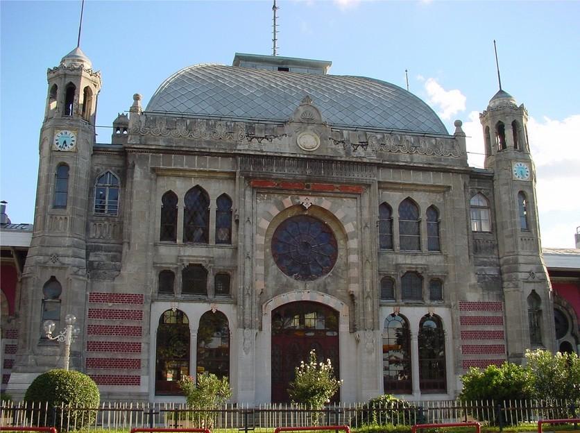 Вокзал Сиркеджи, Стамбул. Построенное в 1890 году в качестве конечной станции поезда Orient-Express, идущего из Парижа, это здание в стиле османского   модерна особенно привлекательно фасадом. Полоски красного кирпича окружают широкий вход, а красочные витражи на окнах создают брызги цвета внутри здания. Несмотря на то что этот главный вход теперь уже не используется, люди частенько останавливаются перед ним, чтобы полюбоваться строением и посмотреть выступление дервишей, время от времени кружащихся внутри большого зала. (Фото: dayjolly)