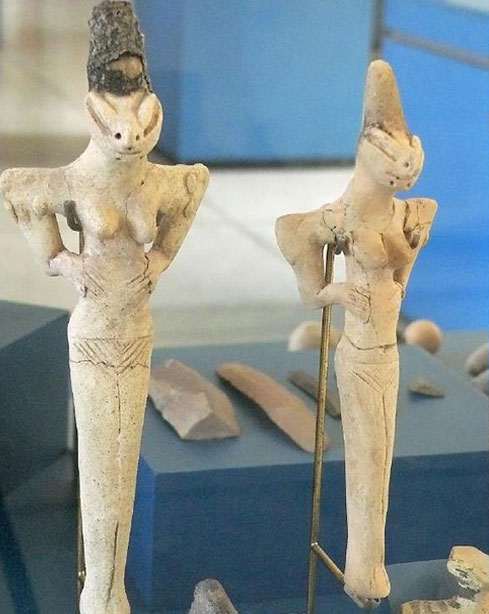 Люди-ящерицы. 5000 лет до нашей эры — вот, сколько существуют эти, по-настоящему странные и страшные изображения людей-ящериц. Ученые не нашли никаких доказательств того, что подобные племена и в самом деле существовали на нашей планете — но объяснить чрезмерно детализированные фигурки ящеролюдей они тоже не могут.