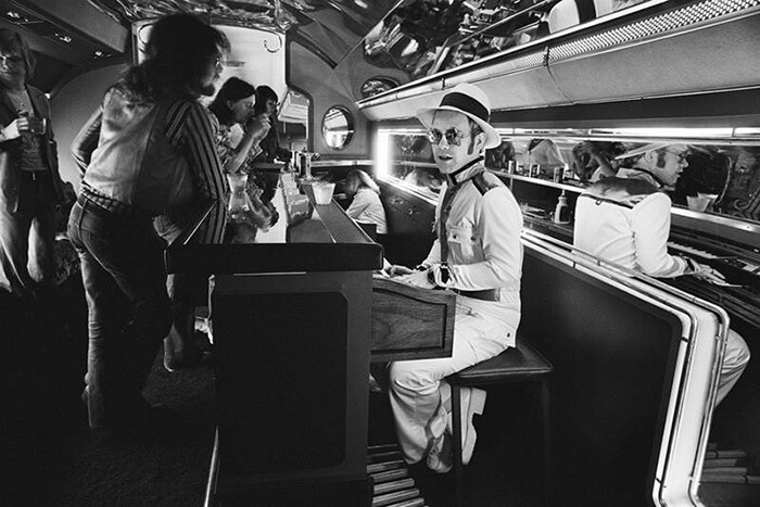 Элтон Джон и его рояль на борту частного самолёта, 1974 год. 