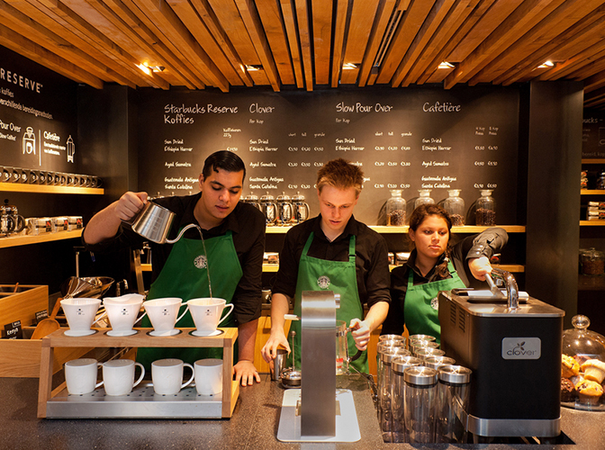 Как только вас берут в Starbucks, то называют партнером. Дело в том, что в компании более 50 различных партнерских клубов и сетей, которые помогают разделять интересы и находить баланс между работой и жизнью.
Спортивные клубы, иностранные языки, сообщества родителей, путешествия. Неважно, чем вы увлекаетесь, тут всегда сможете найти интересную для себя область. Также компания предлагает полное возмещение стоимости обучения для тех, кто хочет получить дополнительные навыки.