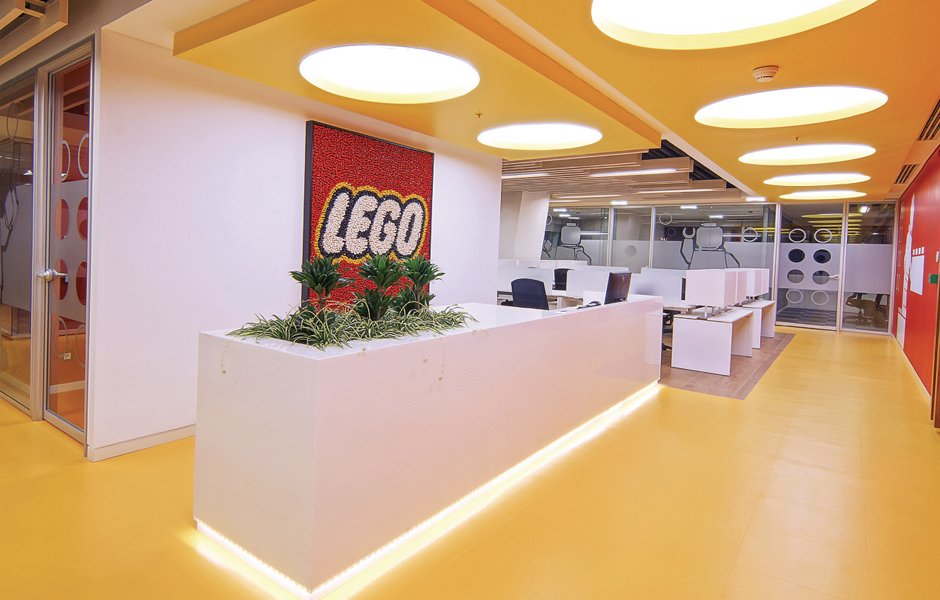Корпоративная культура LEGO больше всего поощряет творчество, игру и новые идеи. Сотрудники могут свободно брать на работу своих детей, устраивать экскурсии и мероприятия. Тут есть и специальные комнаты с тысячами кубиков и деталей, куда можно прийти в любое время и начать творить.