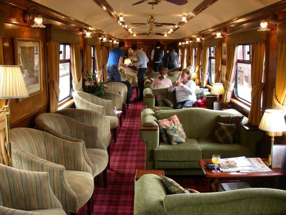Экспресс Royal Scotsman. Самый уютный пассажирский поезд, который катится по Шотландии. Один из вагонов превращен в спа-центр. Другой, в прошлом вагон с кухней, — в вагон с панорамным видом и стилизован под эпоху Эдвардов.
В цену билета включены посещение старинных замков, заводов по производству виски и его дегустация, экскурсии и участие в традиционных шотландских играх (стрельба по тарелочкам, соколиная охота).
Рекомендуемые маршруты: помимо классического тура, безусловно, тур для гурманов, тур для любителей виски и большое турне по Северо-Западному нагорью.
Цена билета: от £ 2350