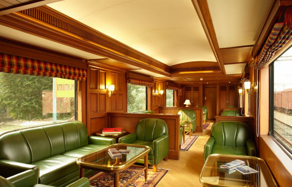 Экспресс The Maharaja’s Express. Самый дорогой пассажирский поезд в Азии. Копия индийского королевского дворца, адаптированного для далеких путешествий.
У каждого пассажира есть личный лакей, готовый помочь 24 часа в сутки. В программу включены развлечения, выступления артистов и экскурсии к самым главным достопримечательностям по маршруту следования поезда.
Рекомендуемые маршруты: из 6 маршрутов большой популярностью пользуются туры The Indian Panorama, The Indian Splendour и The Heritage of India.
Цена билета: от $ 6840