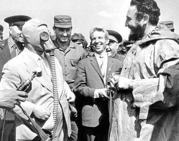 Н.С. Хрущев демонстрирует Фиделю Кастро новую модель противогаза. Москва, 1963 год.
