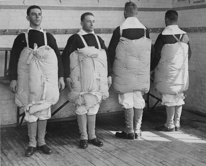Так в 1917 году выглядели американские спасательные жилеты для матросов. Точнее, спасательные матрасы.