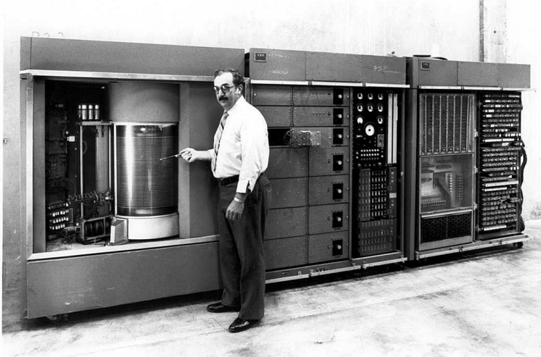 В 1956 году компания IBM презентовала накопитель на жестких магнитных дисках. Он весил более тонны и хранил 5 мегабайт данных.