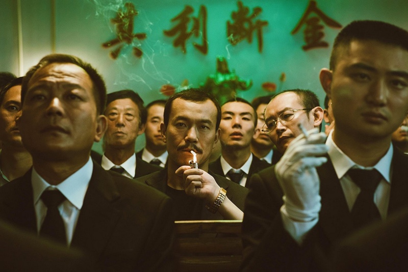 Пепел — самый чистый белый / Jiang hu er nv. Цзя Чжанке — один из самых интересных современных кинематографистов Китая. Его новая картина участвовала в основной программе, хотя в борьбе за «Золотую пальмовую ветвь» уступила «Магазинным воришкам» японского режиссёра Хирокадзу Корээда. Повествование фильма «Пепел — самый чистый белый» начинается с 2001 года и длится более десяти лет. Это гангстерская эпопея и в то же время меланхоличная сага о двух влюблённых, их разбивающихся надеждах и амбициях.
