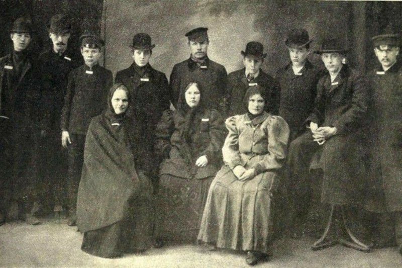 Эти приличные с виду люди – самые известные карманные воры Санкт-Петербурга. Групповой портрет был сделан по приказу начальника уголовной полиции В.Г. Филиппова, дабы все честные граждане знали воров в лицо.