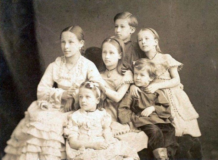 Внуки Александра Сергеевича Пушкина: Наталья, Мария, Александр, Ольга, Анна и Григорий, 1874 г.