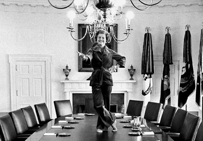 Бетти Форд, супруга Джеральда Форда, 38-го президента США, исполняет танец на столе в свой последний день в качестве первой леди. 1977 г. Ей 59 лет.