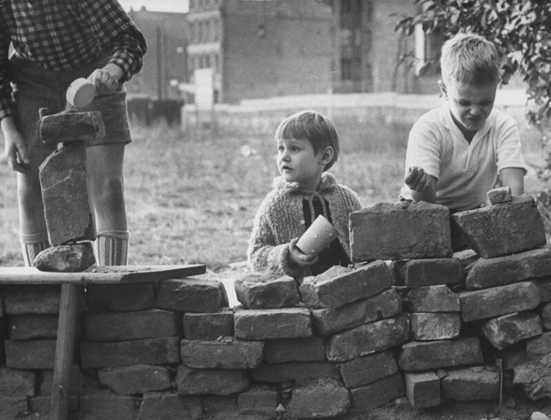 Немецкие дети строят свою собственную Берлинскую стену, 1961 год.