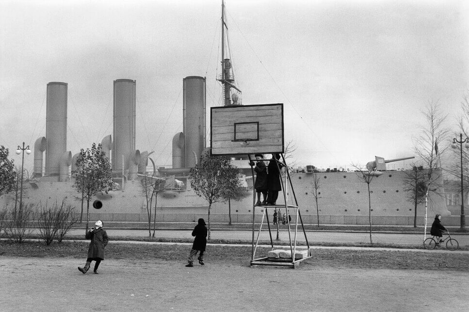 Дети играют в баскетбол на самодельной площадке в советской России, 1957 год.