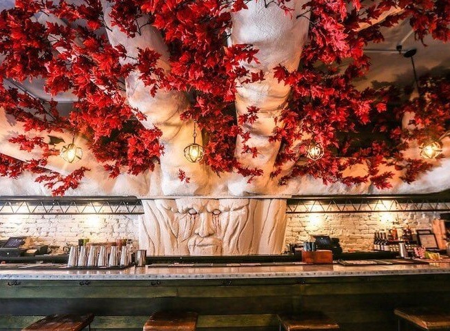 Pop Up Bar в Вашингтоне, посвященный Игре Престолов (Соединенные Штаты Америки). Паб открылся летом 2017 года, объединив три местных бара. Интерьер заведения очень сильно напоминает королевства Вестерос и Эссос, поэтому Pop Up Bar без проблем может считаться прекрасной декорацией к культовому сериалу. Здесь много интересных локаций и тематических коктейлей. Например, «Воспоминания о Севере», «Дракарис», «Позор». Поклонники американского фильма сразу догадаются, с какими сериями связаны данные названия. Примечательно то, что оформлением паба занимались не профессиональные дизайнеры, а волонтеры. Помощь в декорировании также оказывали местные театры.
К сожалению, заведение работало только летом 2017 года, так как его открытие было приурочено к выходу 7-го сезона «Игры Престолов». Однако, скоро на экранах появятся новые серии, поэтому вполне возможно, что вашингтонский бар вновь откроет свои двери посетителям.
