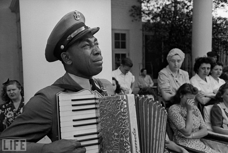 Goin’ Home. Photo by Ed Clark, 1945.
Старшина Грэм Джексон играет Goin’ Home на похоронах президента Рузвельта 12 апреля 1945 года.