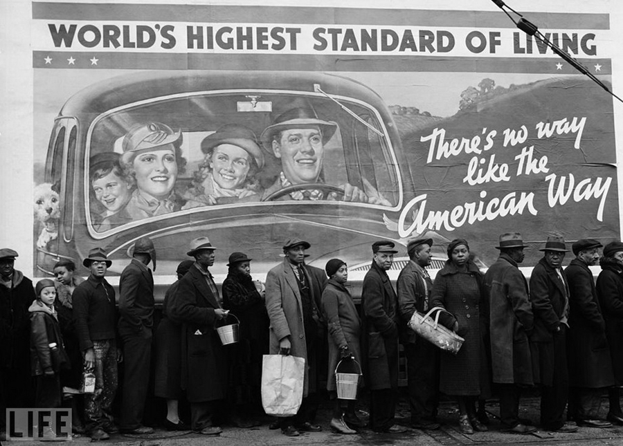 Американский образ жизни (The American Way). Photo by Margaret Bourke-White, 1937.
Очередь за едой у пункта Красного Креста во время Великой депрессии на фоне плаката «Нет такого другого образа жизни, как американский».