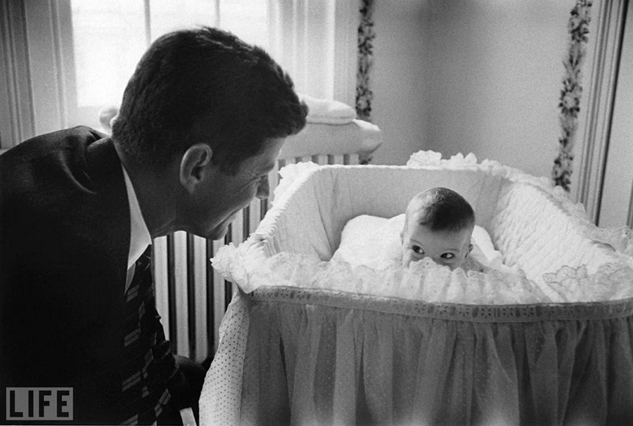 Peek-A-Boo. Photo by Ed Clark, 1958.
Джон Кеннеди со своей дочерью Кэролайн.