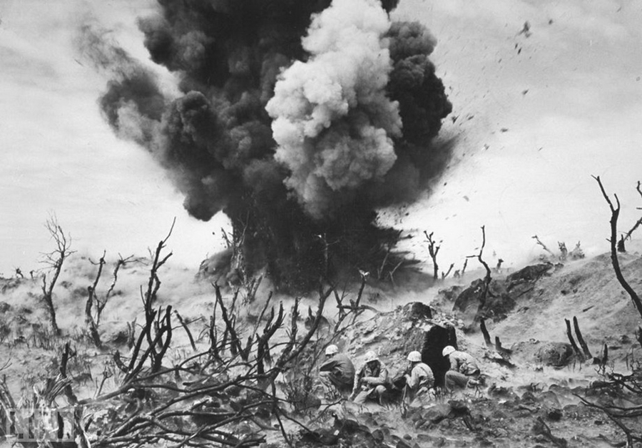 Песок Иводзимы (Sand of Iwo Jima). Photo by Photo by W. Eugene Smith, 1945.
Американские морские пехотинцы во время битвы за Иводзиму весной 1945 года.