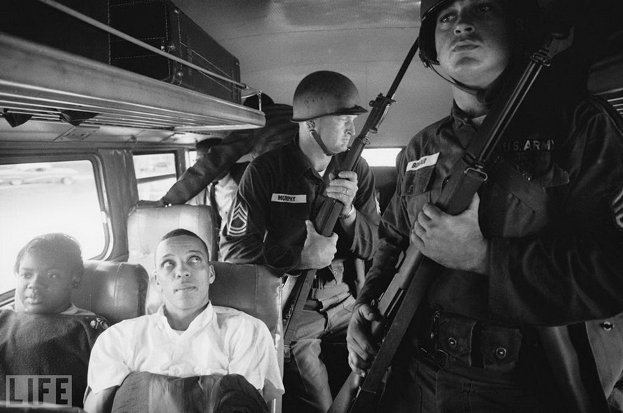 Всадники свободы (Freedom Riders). Photo by Paul Schutzer, 1961.
«Всадники свободы» (Freedom Riders) — совместные автобусные поездки черных и белых активистов, протестовавших против нарушений прав чернокожего населения в южных штатах США. В 1961 г. они арендовали автобусы и разъезжали по южным штатам, выступая против сегрегационных законов и обычаев, подвергаясь нападениям со стороны белых южан и арестам. Для защиты активистов в ходе поездки из Монтгомери (штат Алабама) в Джексоне (штат Миссисипи) были выделены солдаты Национальной гвардии.