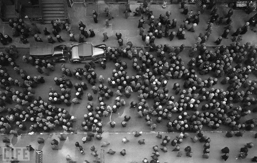 Море шляп (Sea of Hats). Photo by Margaret Bourke-White, 1930.