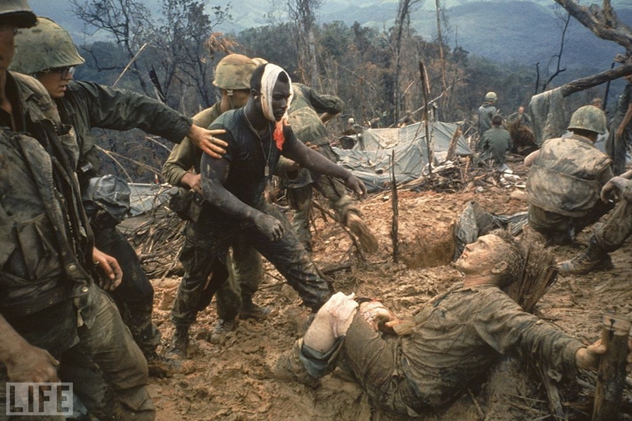 Reaching Out: Photo by Larry Burrows, 1966.
Морские пехотинцы во время войны во Вьетнаме. Темнокожий солдат тянется к своему раненому белому товарищу.