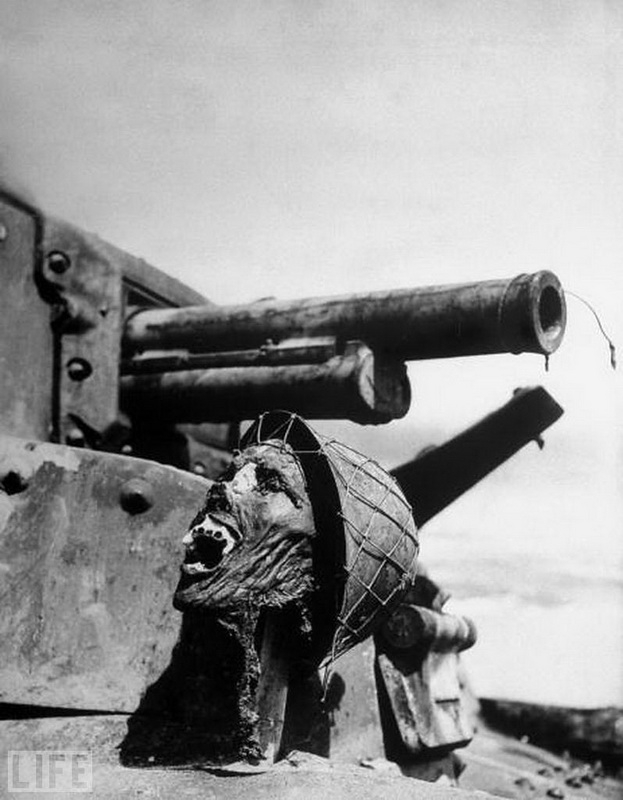 Лицо смерти (Face of Death). Photo by Ralph Morse, 1943.
Голова японского солдата на танке.