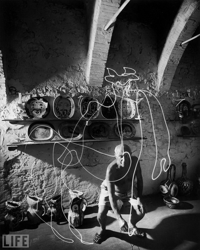 Пикассо и кентавр (Picasso and Centaur). Photo by Gjon Mili, 1949.
Эфемерный рисунок воздухе.