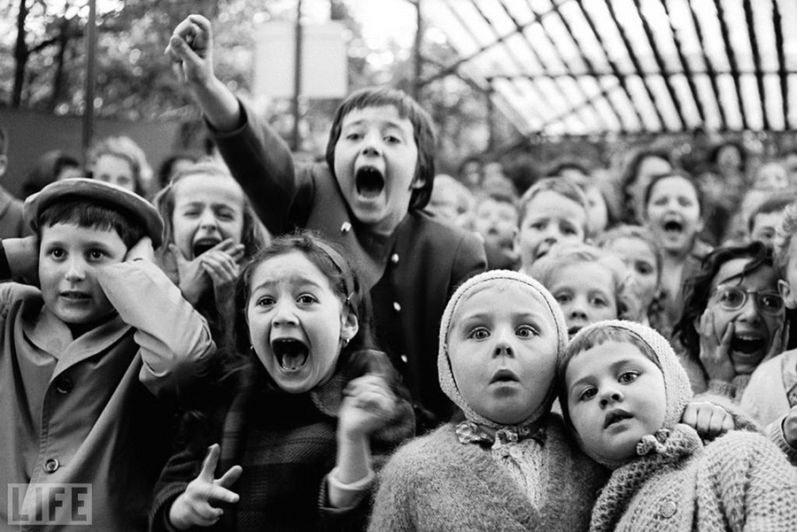 Кукольное представление (The Puppet Show). Photo by Alfred Eisenstaedt, 1963.
На кукольном представлении в парижском парке, момент убийства змея Святым Георгием.