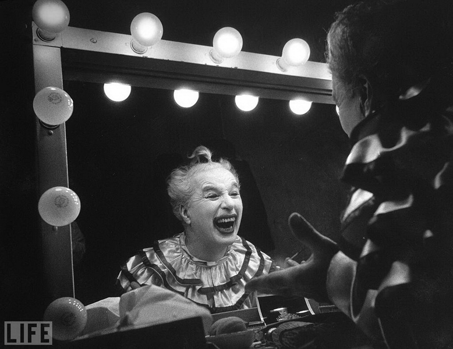 Charlie Chaplin. Photo by W. Eugene Smith, 1952.
63-летний Чарли Чаплин.