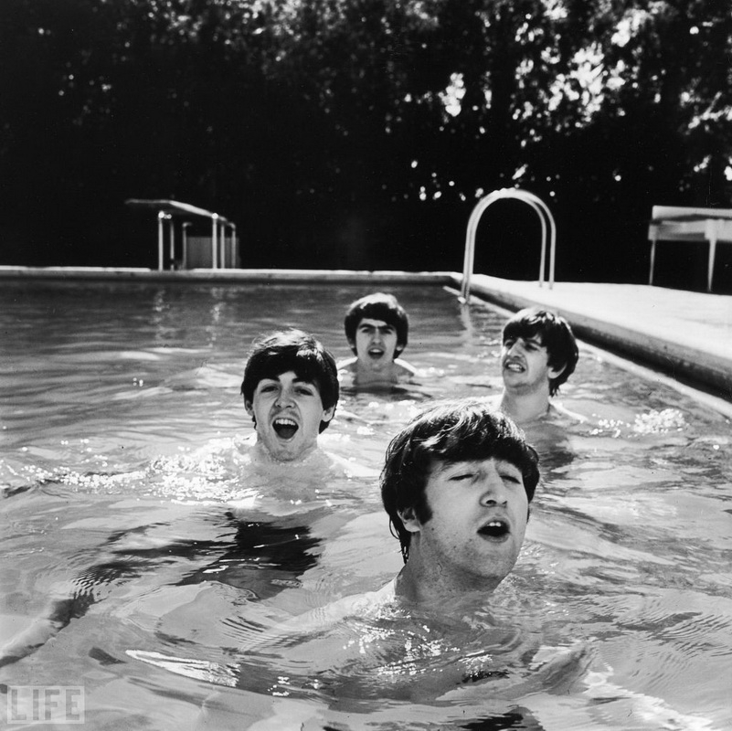 The Beatles in Miami. Photo by John Loengard, 1964.
«Битлз» во время американских гастролей. Вода в бассейне была довольно холодной, о чем свидетельствует гримаса Ринго.