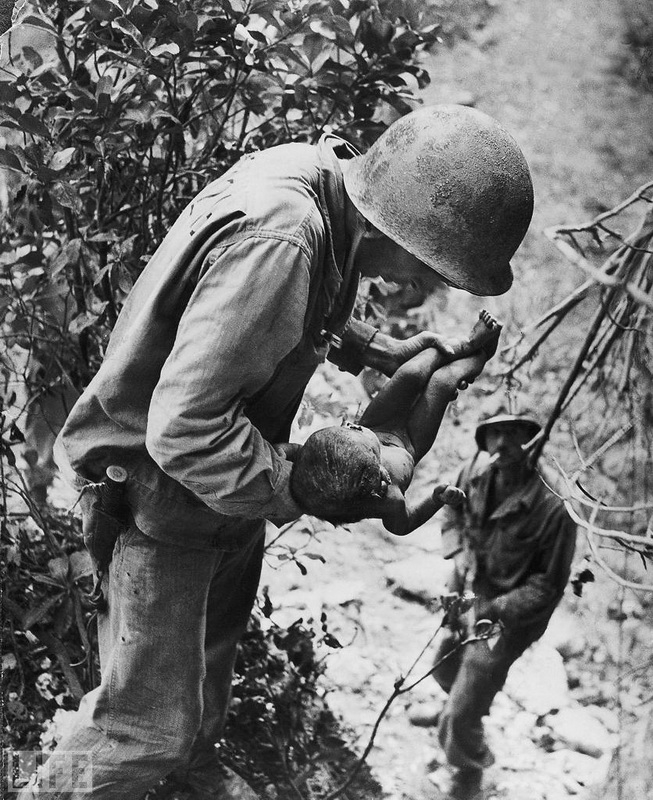 Оставшийся в живых (Littlest Survivor). Photo by W. Eugene Smith, 1943.
Во время Второй мировой сотни японцев оказались в осаде на острове Сайпан и совершили массовое самоубийство, чтобы не сдаваться американцам. Когда американские морские пехотинцы осматривали остров, в одной из пещер был найден едва живой ребенок.