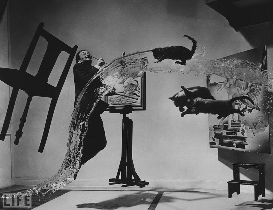 Dali Atomicus. Photo by Philippe Halsman, 1948.
Шесть часов и 28 бросков (воды, стула и трех кошек). По словам фотографа, «его помощники и он были мокрыми, грязными и почти полностью истощенными», когда наконец снимок удался.