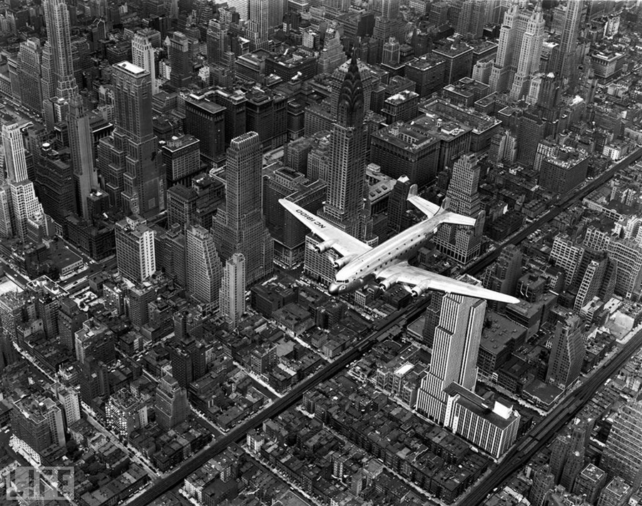 Самолет над Манхэттеном (Airplane Over Manhattan). Photo by Margaret Bourke-White, 1939.