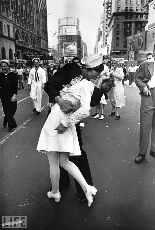 Поцелуй (The Kiss). Photo by Alfred Eisenstaedt, 1945.
Одна из самых известных фотографий. Поцелуй моряка и медсестры после объявления об окончании войны.