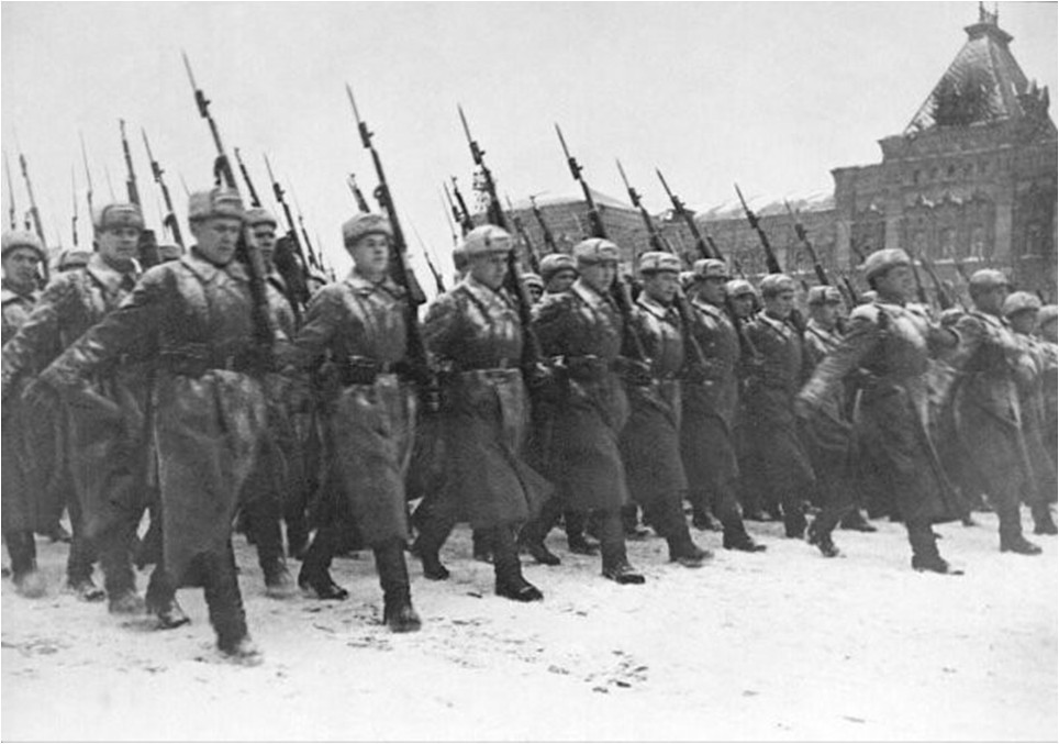 Парад на Красной площади. Бойцы уходили прямо на фронт, который был всего в нескольких километрах, 07 ноября 1941 г.