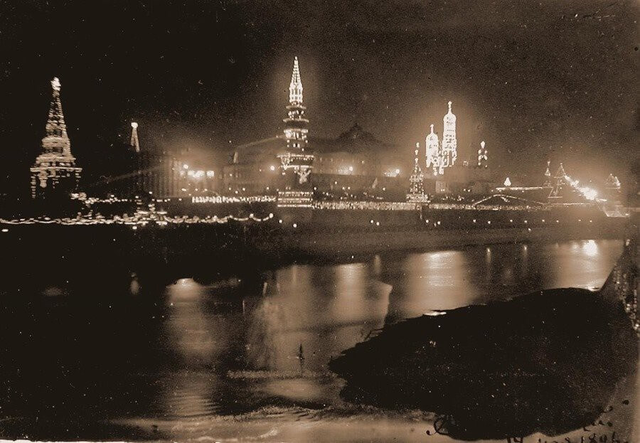 Кремль декорирован электрическими лампочками в честь коронации Николая II. 1896 год.