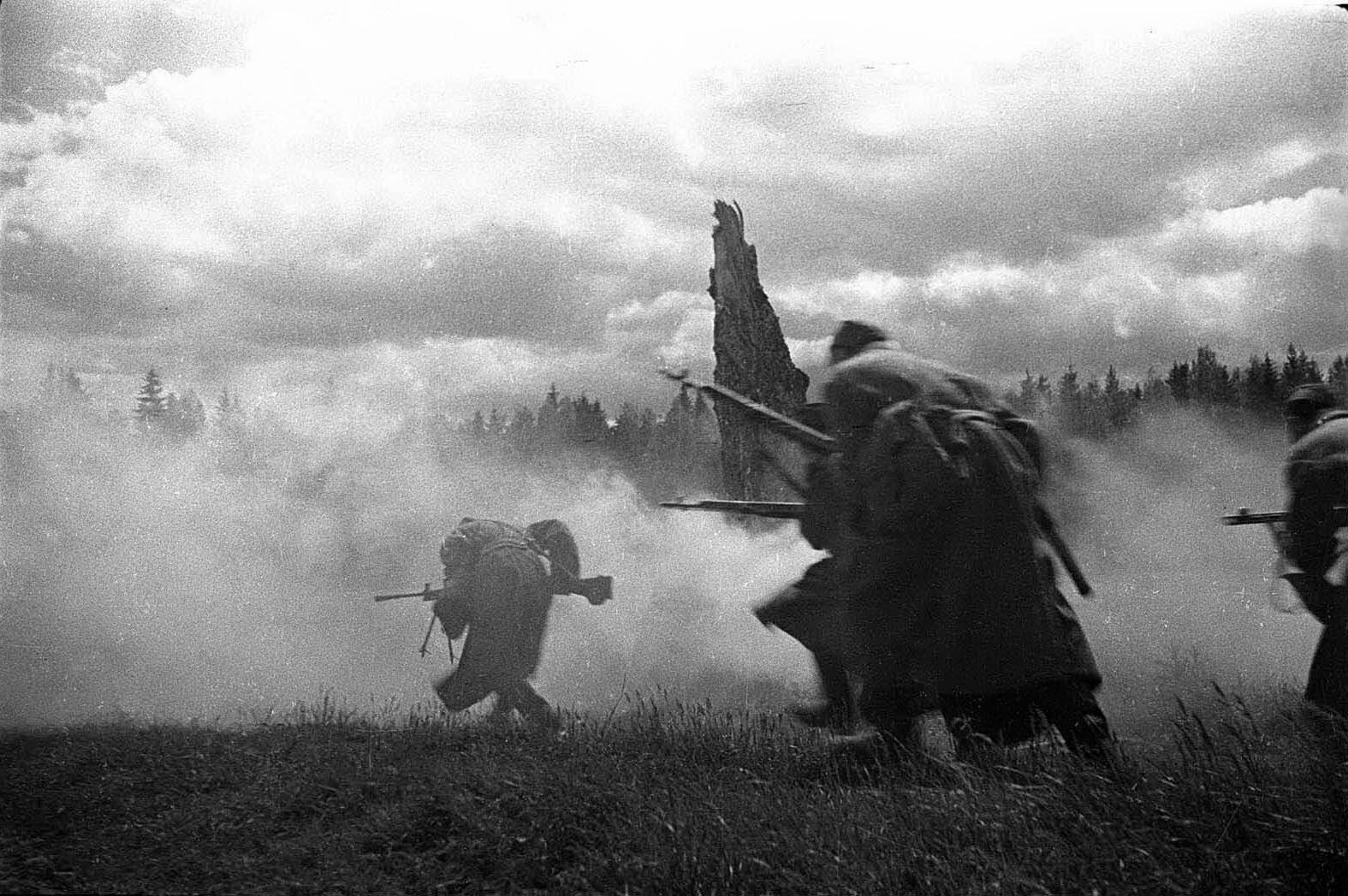 Солдаты бегут в атаку, восточный фронт, 1941 год.