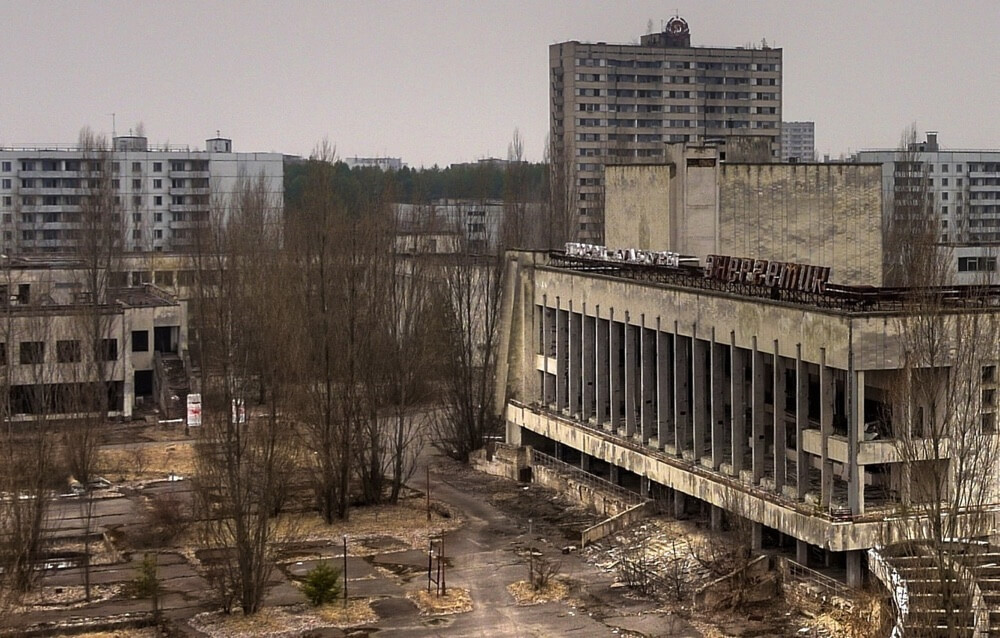 Припять, Украина. В 1970 году был основан город Припять. Поводом к этому послужило создание атомной электростанции. В Припяти проживало около 47000 человек. В 1986 году на Чернобыльской атомной электростанции произошла авария, в результате которой жителей города эвакуировали. Сейчас Припять не обитаема, радиационная обстановка по-прежнему остается неблагоприятной. Здания постепенно разрушаются, город выглядит все более заброшенным. Объекты инфраструктуры и дома неоднократно подвергались нападениям мародеров. После выхода игры S.T.A.L.K.E.R и сериала «Чернобыль» количество желающих посетить город значительно возросло. Не так давно туристам разрешили побывать в зоне отчуждения, но в городе все еще повышен радиационный фон, поэтому его посещение небезопасно.