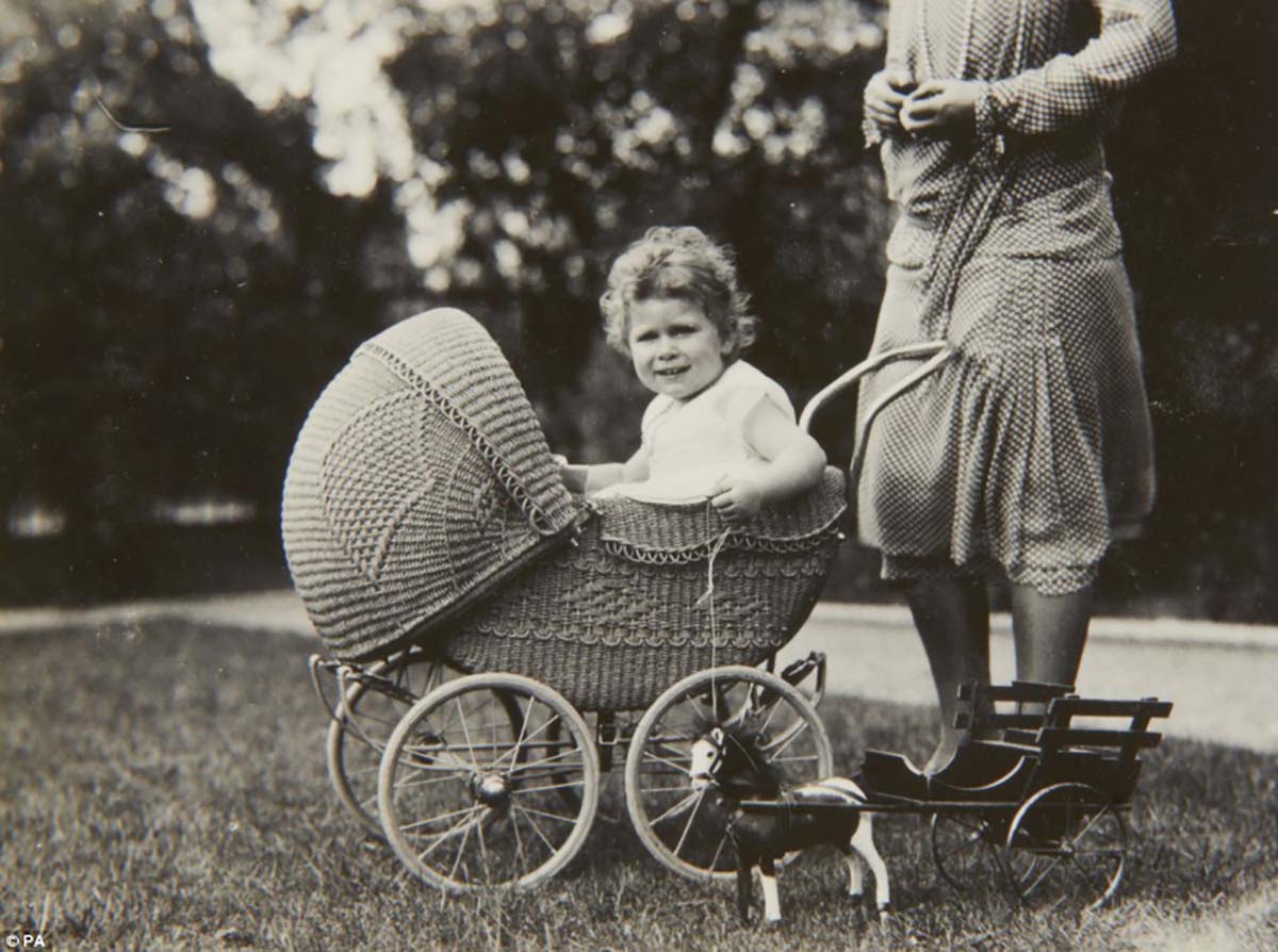 На прогулке с няней, 1928 год.