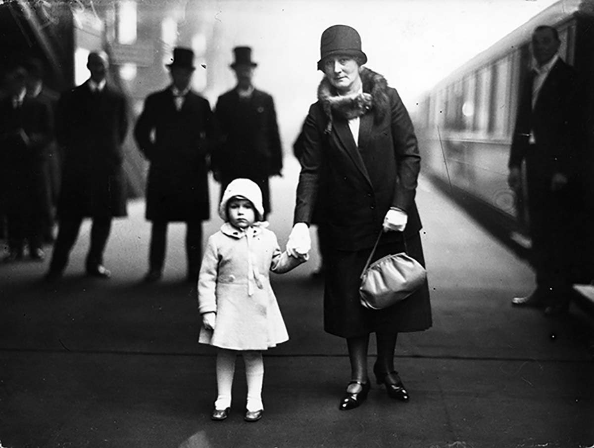 Декабрь 1929 года, перед поездкой на Рождество к бабушке и дедушке в королевскую резиденцию в Сандригеме.
