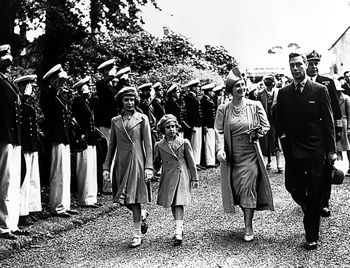 Лето 1937 года. После коронации началась королевская работа у всех членов семьи. Детство закончилось.