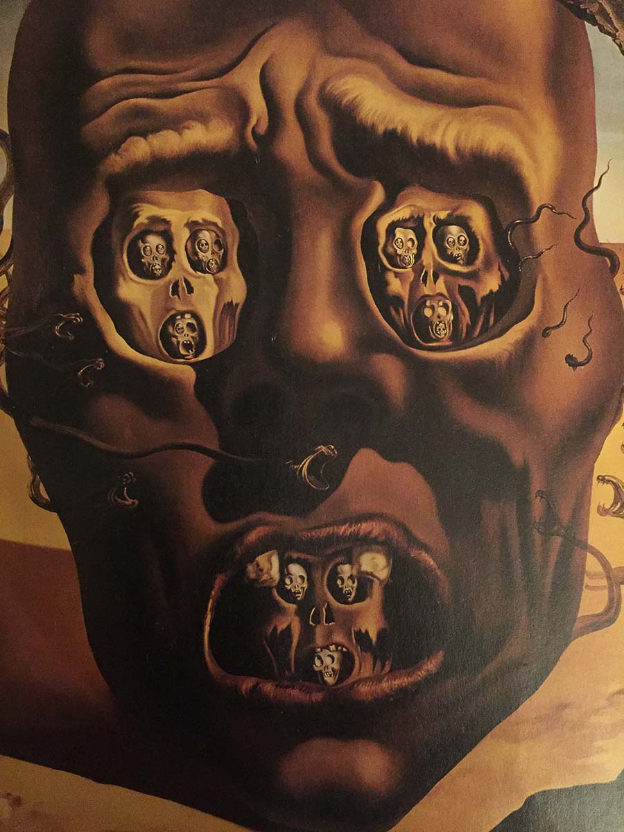 Сальвадор Дали, «Лицо войны», 1940

Испанский художник всегда отличался своей неординарностью, непохожестью на остальных. Картина «Лицо войны» заставляет зрителя испытывать страх и панику. Дали очень хорошо манипулирует и играет не только символами, но и передачей настроения. Мы видим некую конструкцию в виде головы, которая окутана змеями, в глазницах изображен череп в черепе, бесконечно уменьшающиеся, — они выступают в качестве символа цикла смертей. Работа выполнена в желтых тонах, позади виднеется пустыня — символ и оттенок параноидального состояния. Более того, в правом нижнем углу картины Дали оставил «отпечаток» своей руки. Все это не может не вызвать чувство страха и ужаса. 