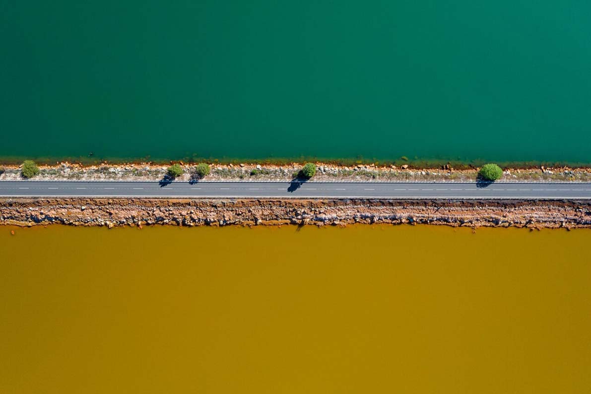 Дорога разделяет пресные воды и токсичные охристые воды близлежащего шахтного резервуара. Фотограф Роберто Буэно