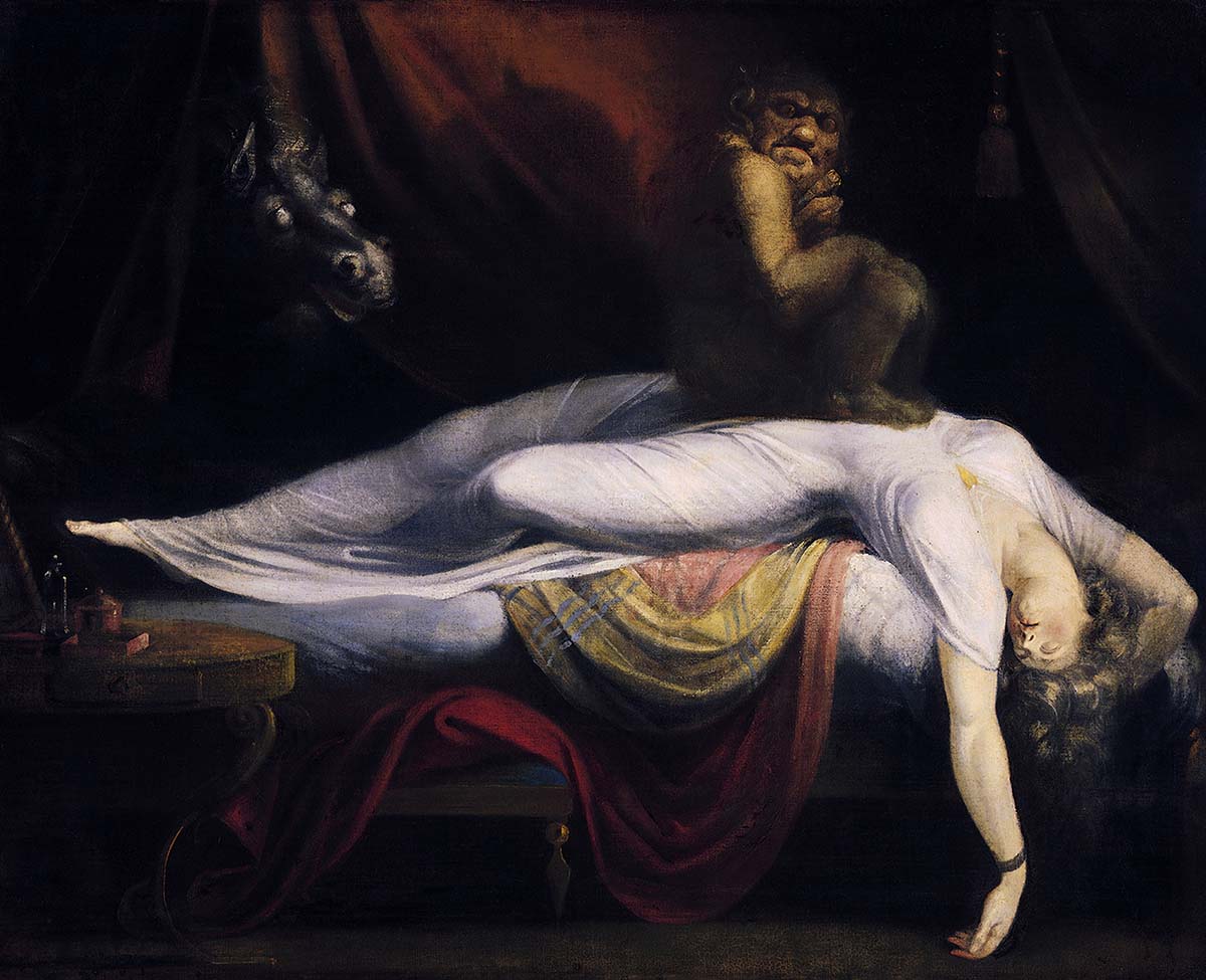 Генри Фюзели, «Кошмар», 1781 год
Это худшая мечта искусствоведа и, безусловно, самый известный образец психологии, превосходящий Зигмунда Фрейда. Действительно, у художника отлично получилось изобразить проявление бессознательного. Более того, картина висела на стене в венской квартире Зигмунда Фрейда. Мы видим спящую в своей постели девушку. Почти сразу мы понимаем, она — жертва. Ее голова и руки свисают с кровати, рот приоткрыт. На ее животе сидит тролль. Его уши отбрасывают тень в виде дьявольских рогов на занавески позади персонажей. Сквозь то же бордовое полотно выглядывает голова жеребца с дикими стеклянными глазами.