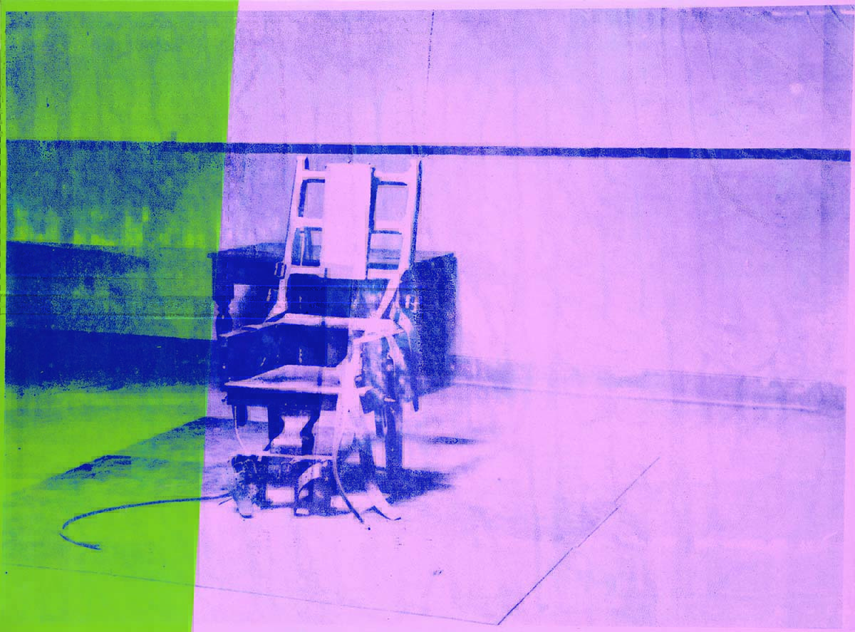 Энди Уорхол, «Электрический стул», 1964 год
Страшное «молчание» светится во мраке «Электрического стула» Энди Уорхола, словно описывая судьбу тех, кто побывал на этом стуле. Однажды художник сказал: «Все, что я делаю, имеет некое отношение к смерти». Тема смерти, исчезновения из этой вселенной призрачной нитью проходит через все его творчество, связывая его. Энди создал целую серию работ, которые объединяет общее название «Большой электрический стул». Эти работы показывают боль и страдания. Серия значительно отличается от предыдущих экспериментов, она стала чем-то новым, кардинально отличающимся от долларовых банкнот, бананов и банок с супом. Однако смерть — такая же обыденная вещь для жизни американцев и всего мира, как и бутылка «Кока-Колы». При создании всей серии художник использовал снимки, вырезки из газет. В статичности и тишине комнаты Уорхол изобразил кончину как отсутствие жизни вовсе и угнетающую тишину.