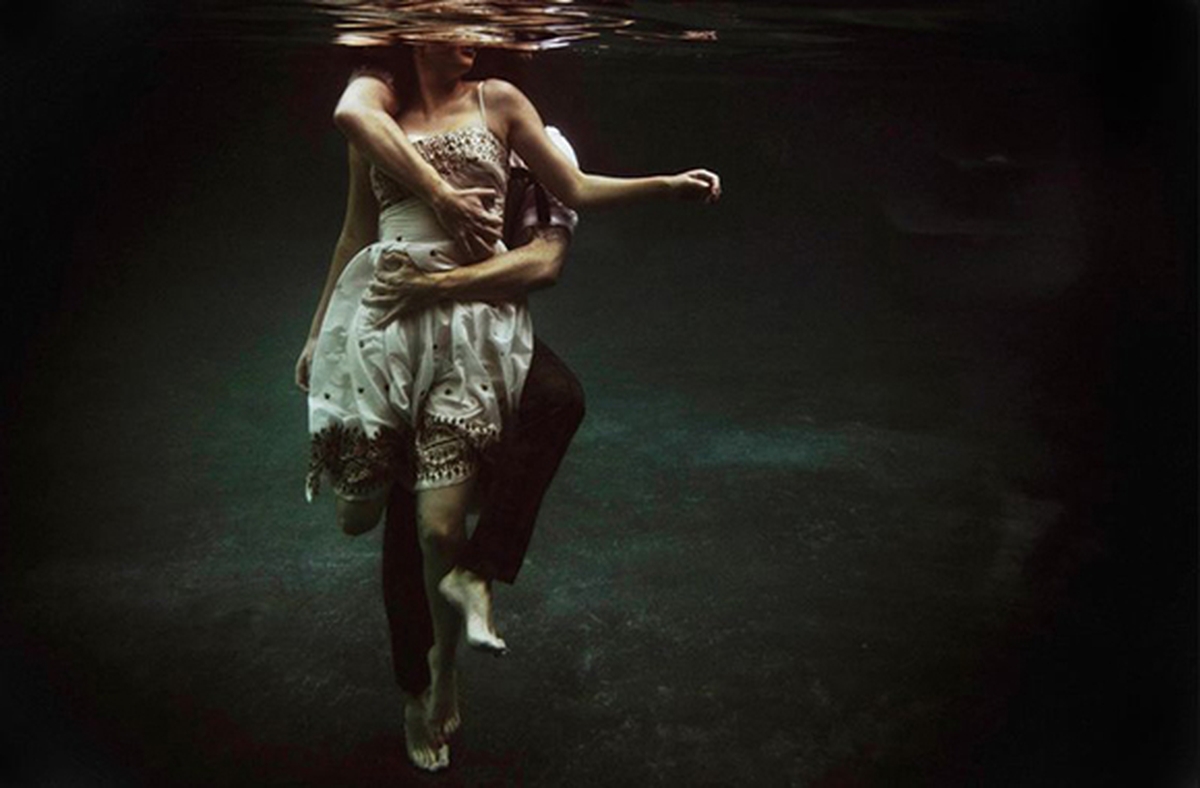 Под грустные танцы. Девушка тонет. Девушка тонет в воде. Танец с водой. Упасть на дно.
