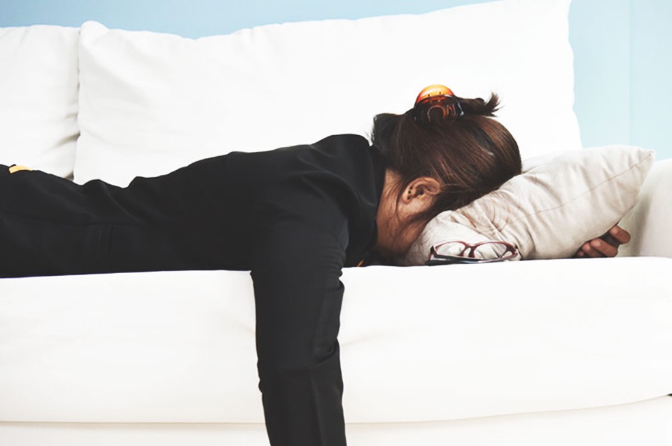 женщина спит на высокой подушке лицом вниз